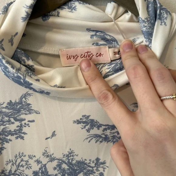 Ivy City Chinoserie Blue White Mock Neck Blouse - Picture 2 of 4